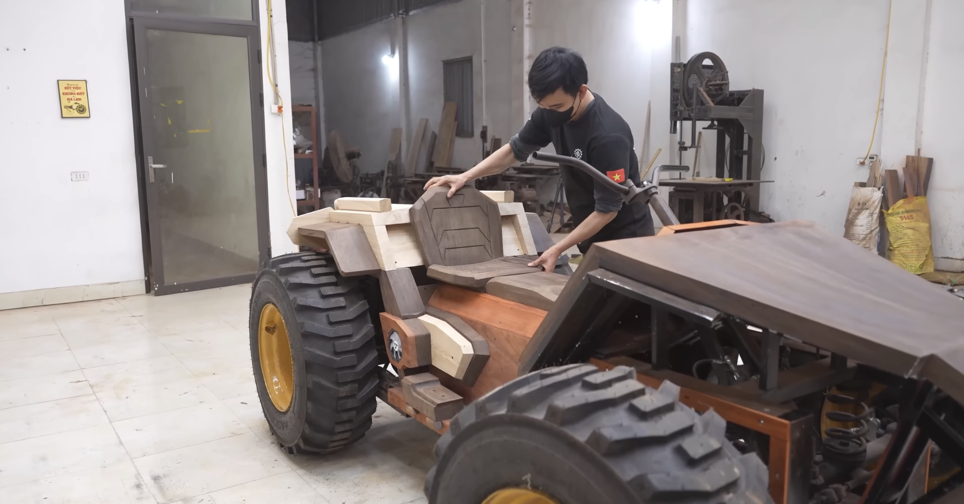 Chiếc xe địa hình với vỏ gỗ tự nhiên
