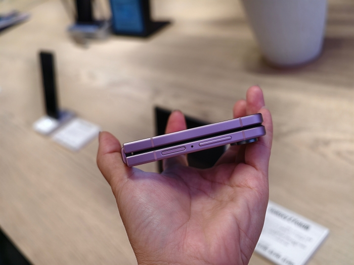 Thiết kế Z Flip8