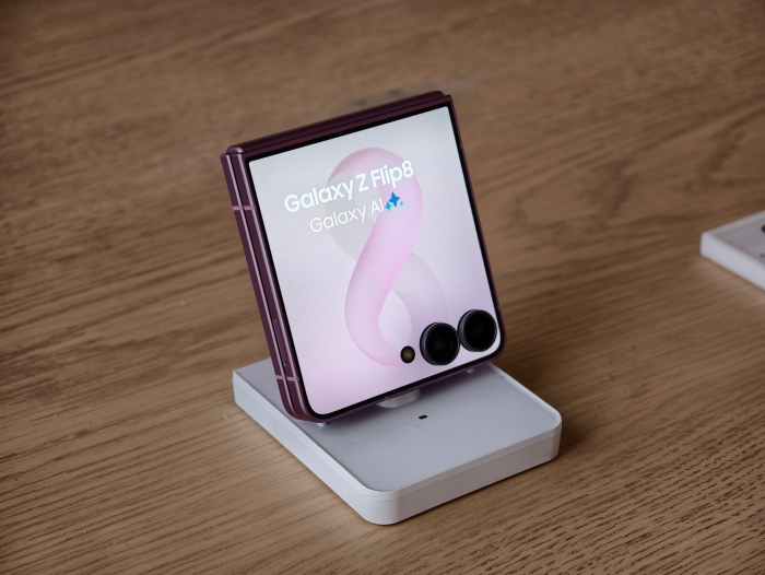 Màn hình ngoài của Z Flip8
