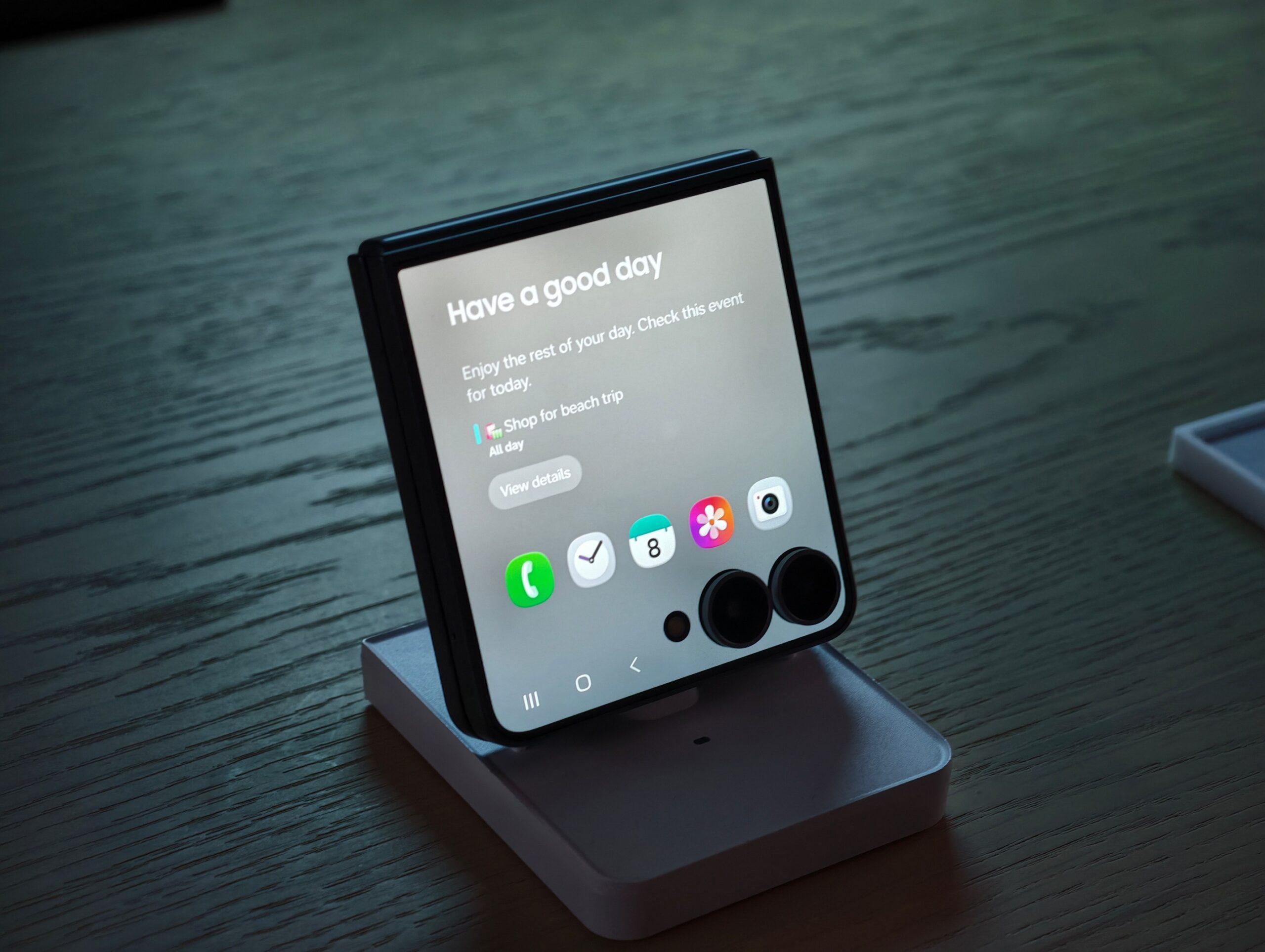 Khám Phá Galaxy Z Flip8: Thiết Kế Mỏng Nhẹ Đột Phá Cùng Màn Hình Phụ Ấn Tượng