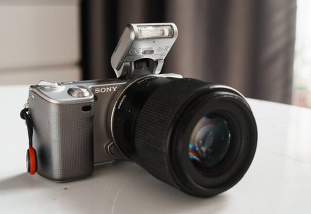 Sony NEX-5 cũ: Lựa chọn máy mirrorless giá rẻ cho người thích chụp ‘chill’