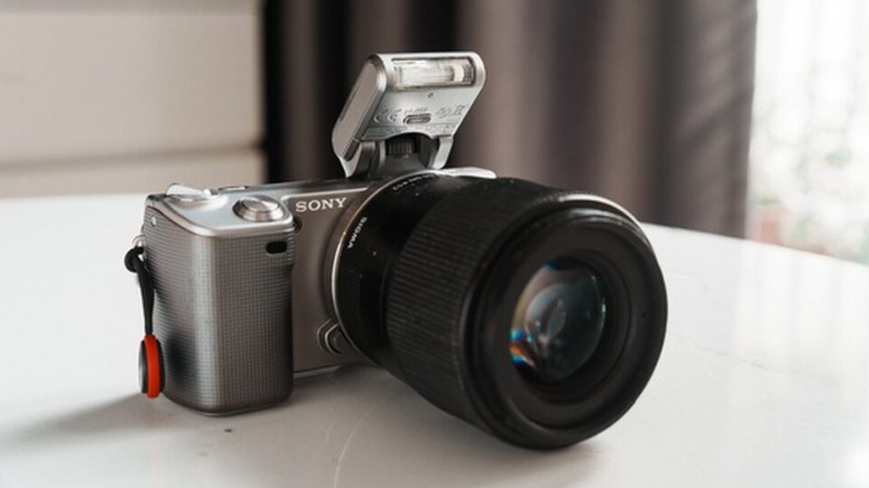 Sony NEX-5 cũ: Lựa chọn máy mirrorless giá rẻ cho người thích chụp ‘chill’
