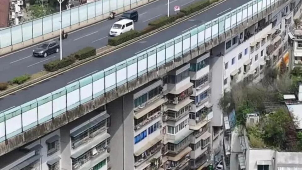 Bất Ngờ Với Khu Dân Cư Dưới Đường Cao Tốc Tại Trung Quốc