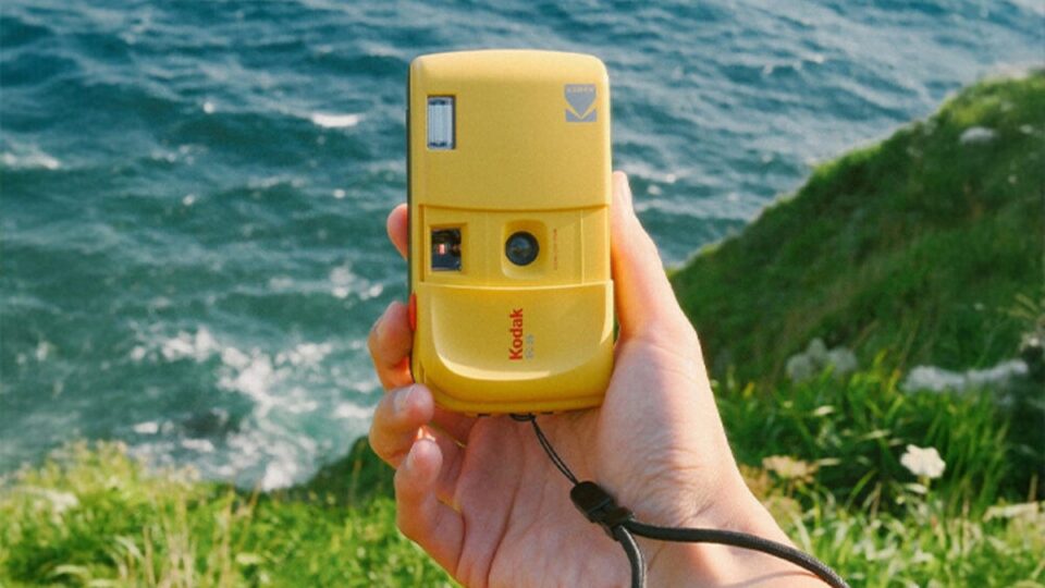 Khám Phá Kodak EC35: Máy Ảnh Phim Nắp Trượt Tái Hiện Ký Ức Thập Niên 90