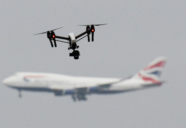 Drone gần sân bay: khi thiết bị vài triệu đồng gây hỗn loạn trên bầu trời