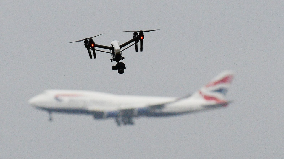 Drone gần sân bay: khi thiết bị vài triệu đồng gây hỗn loạn trên bầu trời
