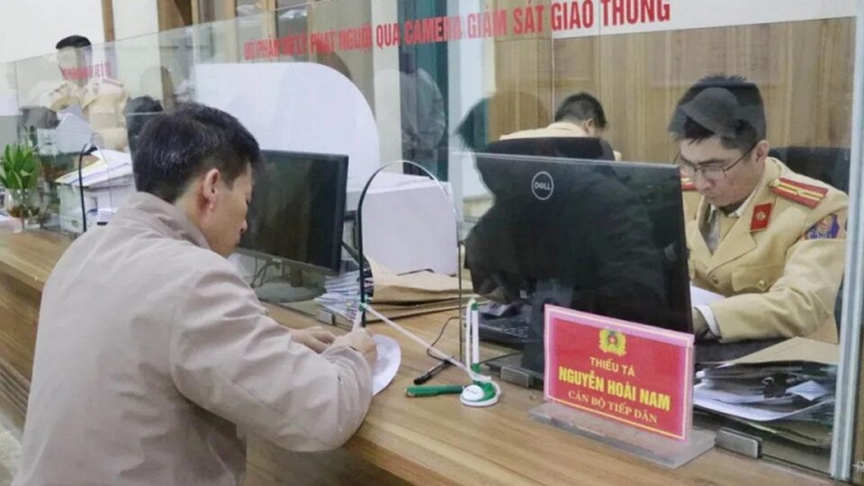 Bẫy tin nhắn vi phạm giao thông: cách nhận biết và phản ứng an toàn