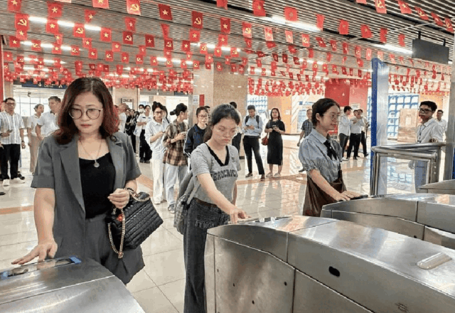 Giao thông liên hoàn Hà Nội: Hà Nội Metro ra mắt chức năng kết nối Metro và gọi xe
