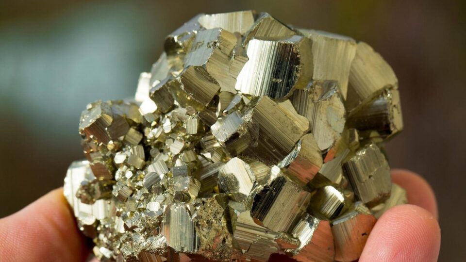 Pyrite: Từ ‘vàng của kẻ ngốc’ đến vật liệu bán dẫn giá rẻ