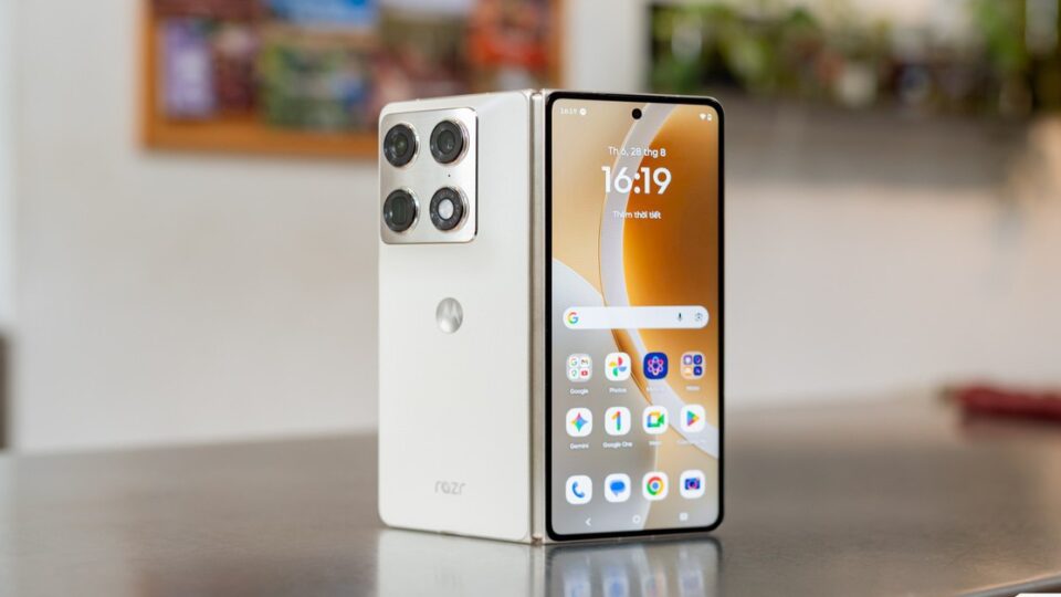 Motorola Razr Fold: Gập kiểu mới, pin khủng và bộ ba camera nghiêm túc