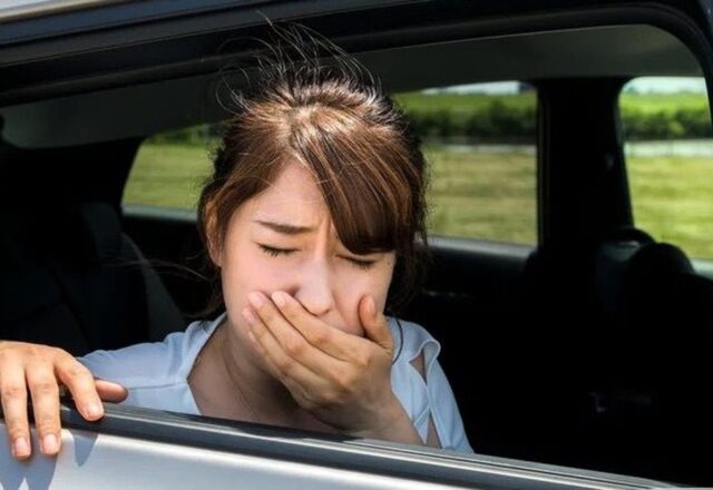 Tại sao nhiều người bị say xe trên ô tô điện và cách giảm bớt khó chịu