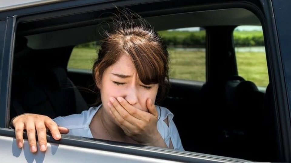 Tại sao nhiều người bị say xe trên ô tô điện và cách giảm bớt khó chịu