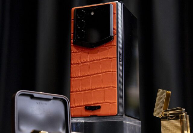 Vertu AlphaFold ra mắt tại Việt Nam: khi chế tác thủ công hòa cùng công nghệ gập