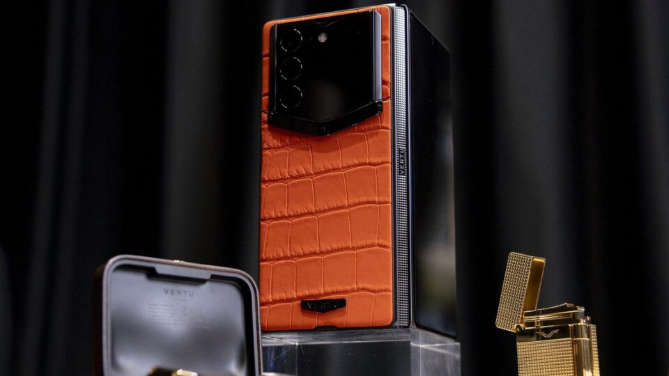 Vertu AlphaFold ra mắt tại Việt Nam: khi chế tác thủ công hòa cùng công nghệ gập