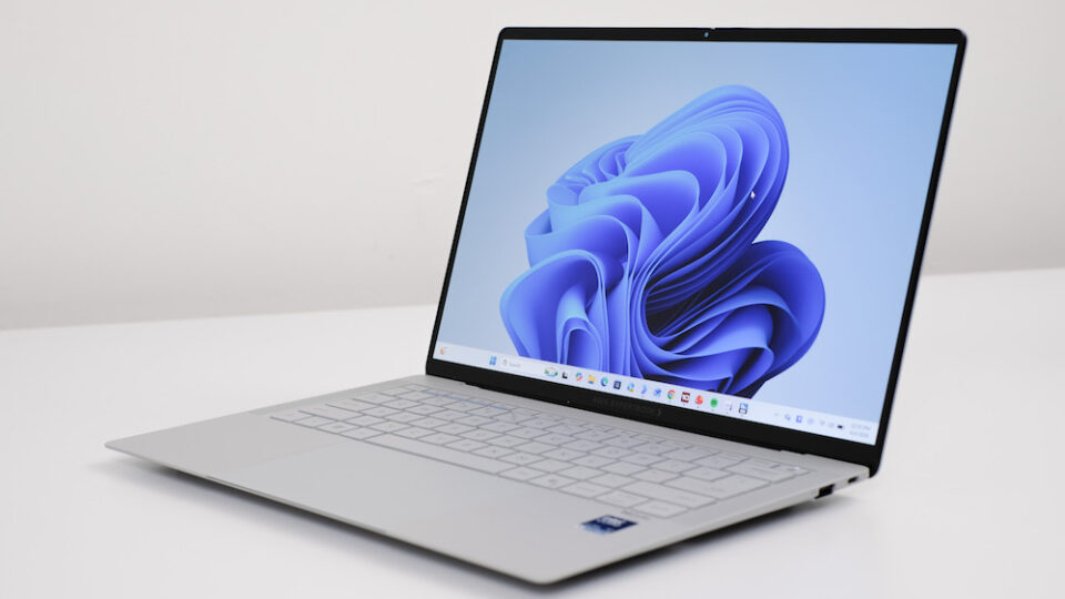 ASUS ExpertBook Ultra: Laptop Doanh Nhân Mỏng Nhẹ Ứng Dụng AI Với Giá Khởi Điểm 50 Triệu Đồng