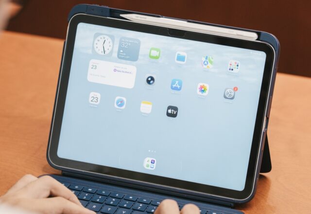 ESR Flex — Bàn phím rời cho iPad: pin lâu, trackpad rộng và thiết kế tách rời