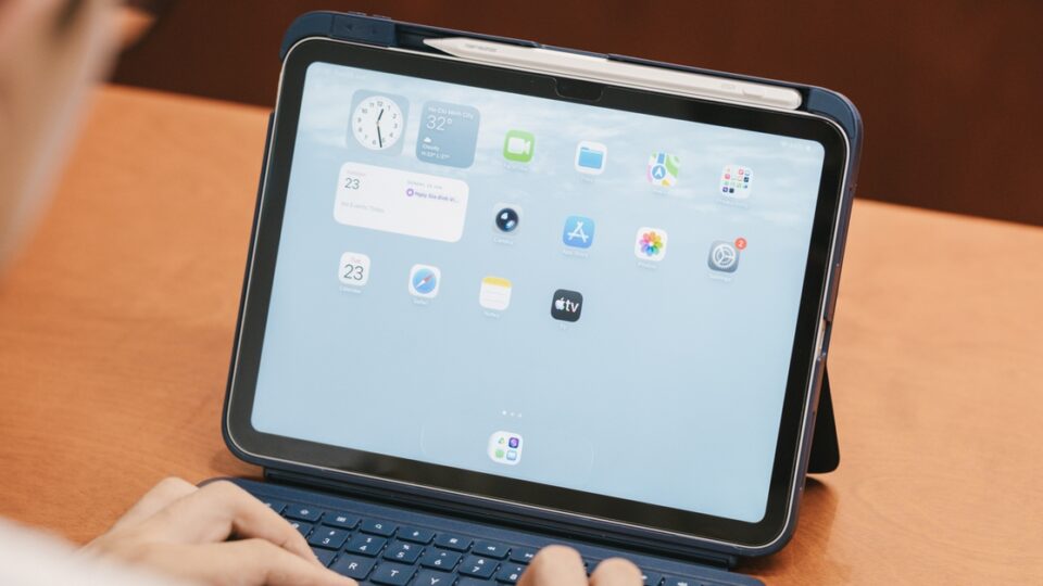 ESR Flex — Bàn phím rời cho iPad: pin lâu, trackpad rộng và thiết kế tách rời