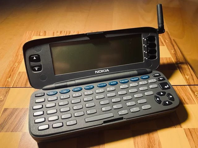 Ngày xưa ai mà dùng chiếc Nokia 9000 Communicator này thì "sang chảnh" kém gì iPhone 17 Pro Max bây giờ - Ảnh 2.