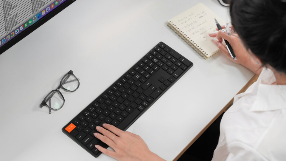 HyperOne Gen 3 Plus: Bàn phím full‑size 108 phím khung nhôm, pin lâu và đa kết nối