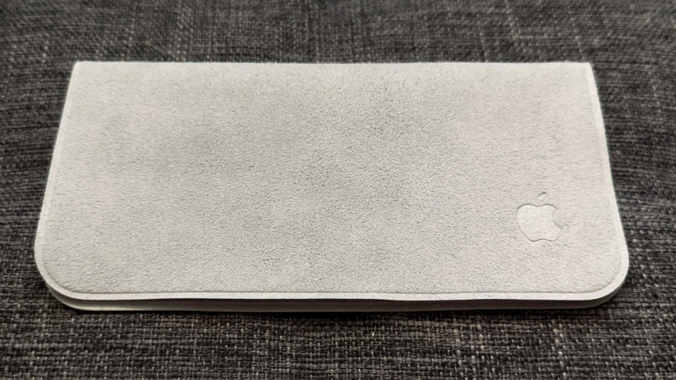 Apple giảm giá bất ngờ cho khăn lau Polishing Cloth: tín hiệu nhỏ giữa làn sóng tăng giá