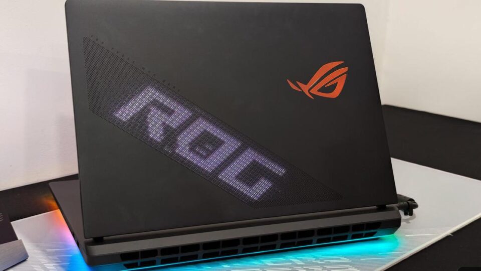 ROG Strix SCAR 18 (2026): Laptop ‘desktop replacement’ với màn hình Mini‑LED 4K 240Hz