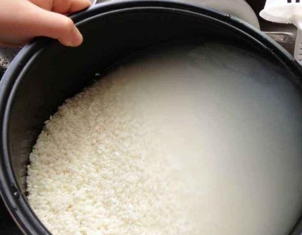 Tại Sao Nên Tận Dụng Nước Vo Gạo Thay Vì Đổ Xuống Cống? - Ảnh 3.