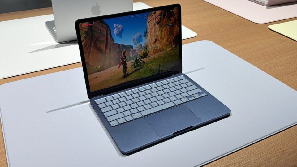 MacBook Neo: Chiếc ‘vé vào cửa’ giá rẻ và bước đi dịch vụ của Apple
