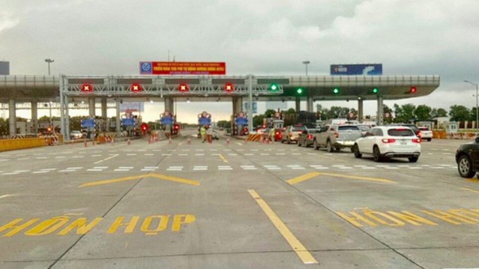 Lùi xe trên cao tốc: Khi nào được miễn phạt và cách bảo vệ quyền lợi lái xe