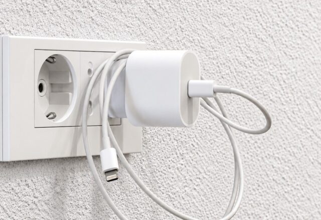 Rút củ sạc sau khi dùng: thói quen đơn giản để giảm rủi ro và kéo dài tuổi thọ thiết bị