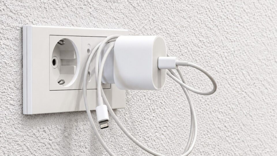 Rút củ sạc sau khi dùng: thói quen đơn giản để giảm rủi ro và kéo dài tuổi thọ thiết bị