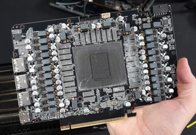 Khi vỏ ngoài vẫn mới: bài học từ vụ mua RTX 5090 mà không có GPU lẫn bộ nhớ