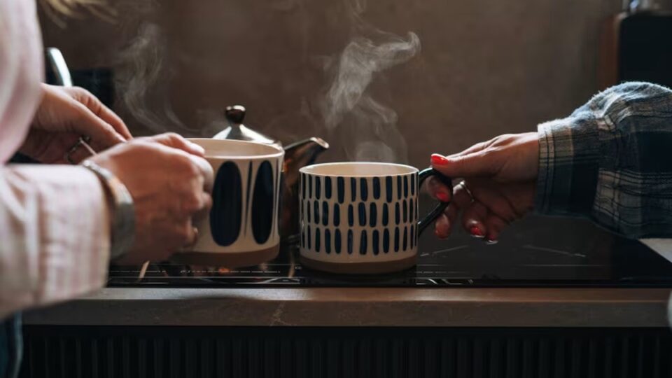 Uống đồ rất nóng: bằng chứng, rủi ro và cách hạ nhiệt để bảo vệ thực quản