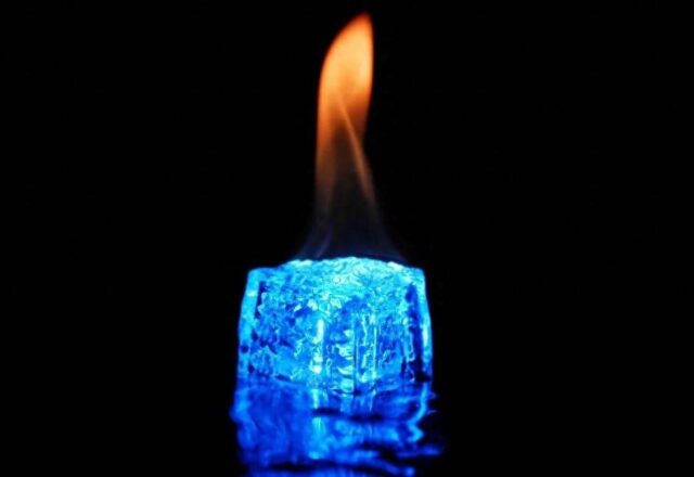 Băng siêu ion hcp: nước tồn tại bền ở hơn 2.300°C dưới áp suất 230 GPa